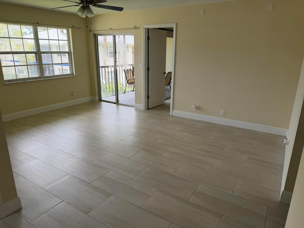 1512 Se Royal Green Circle - Photo 3
