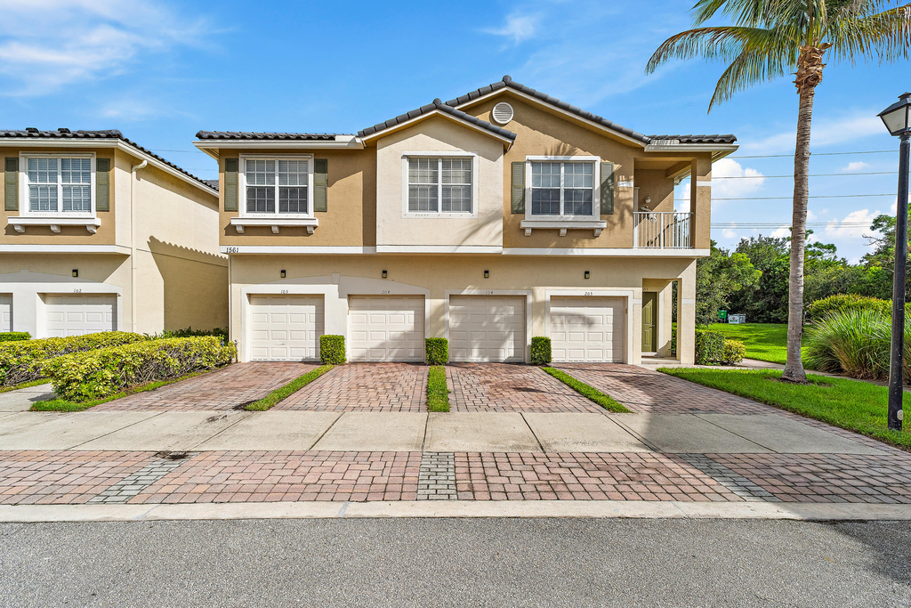 1561 Se Wilshire Place - Photo 0
