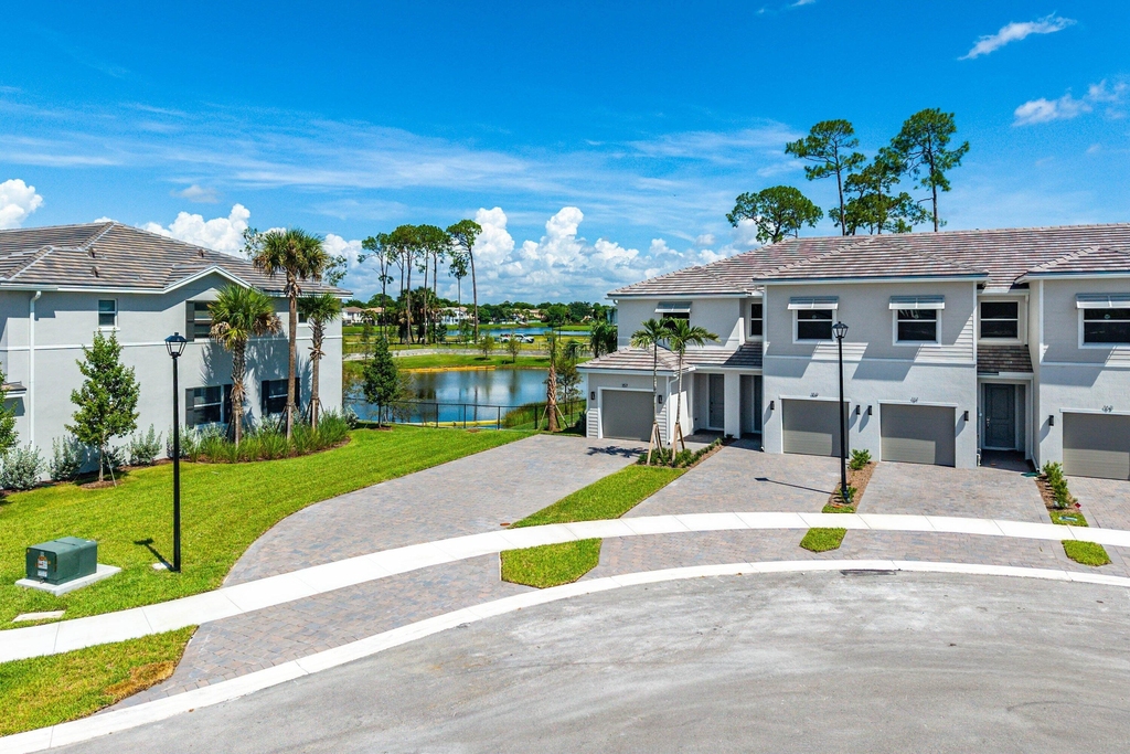 157 Lakeside Landing Court - Photo 0
