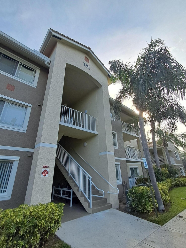 181 Sw Palm Drive - Photo 0