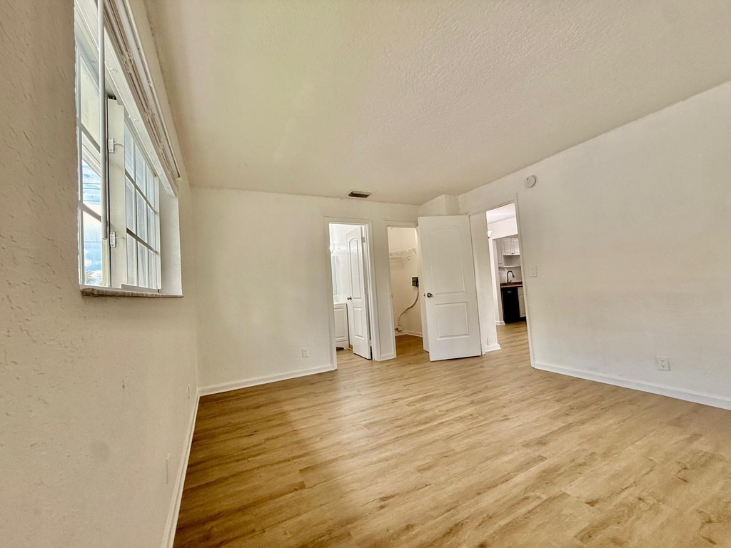 1671 Ne 33rd Street - Photo 5