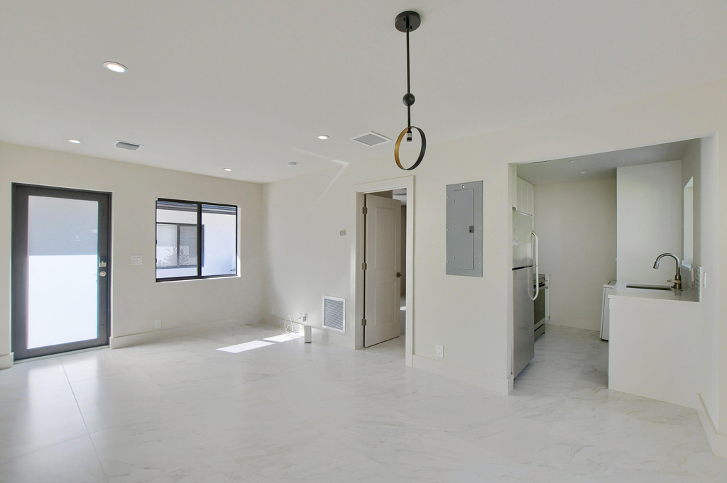 2503 Oceanview Avenue - Photo 2