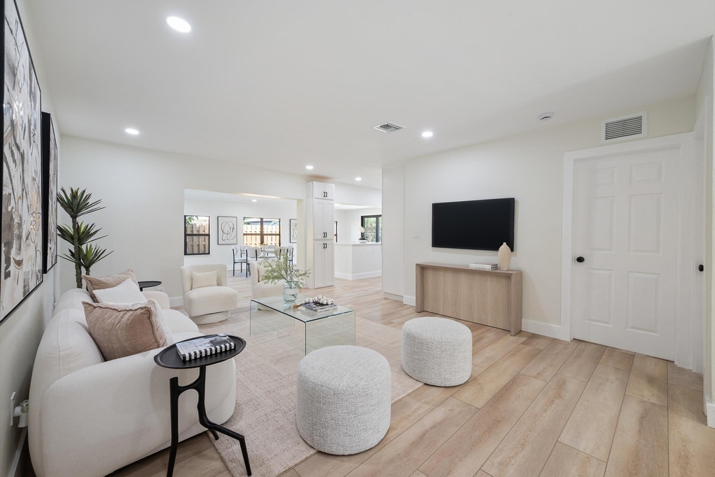 8201 Nw 67th Avenue - Photo 2