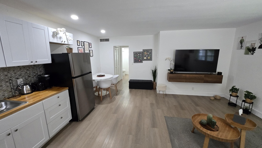 704 Ne 8th Street - Photo 1