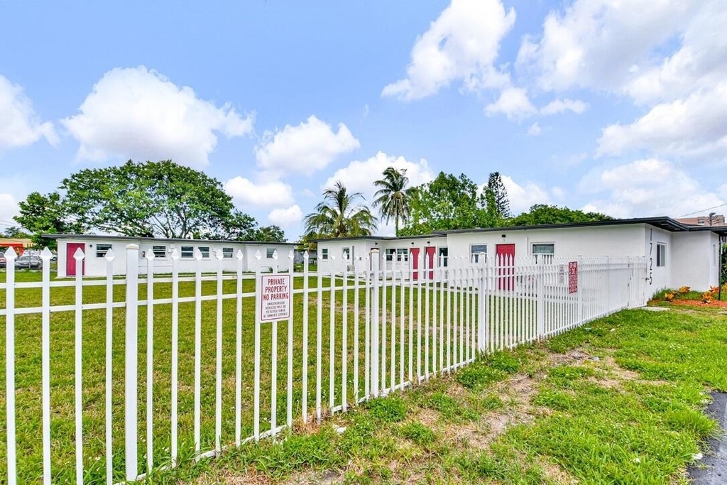 1725 Ne 148th Street - Photo 1