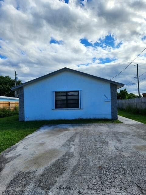 1565 W 36th Street - Photo 3