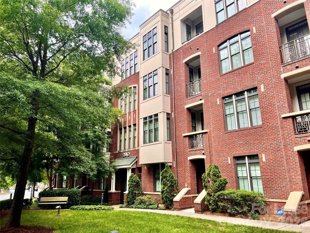 2810 Selwyn Avenue - Photo 1