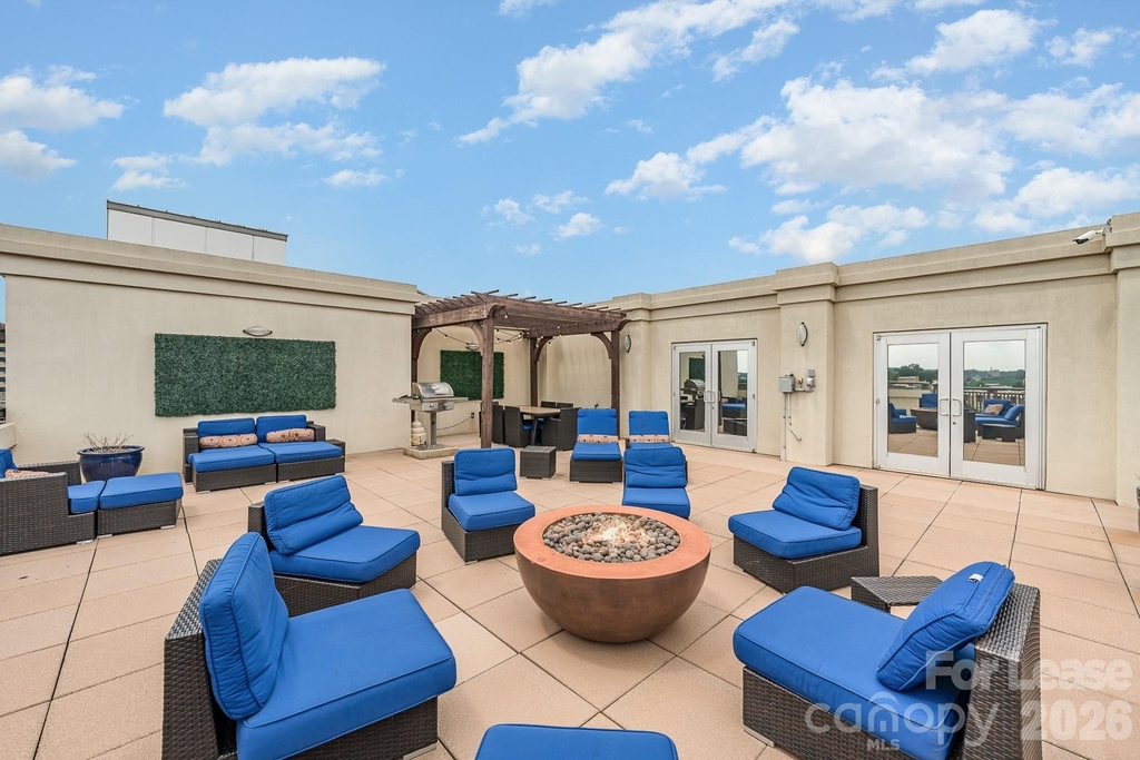 718 W Trade Street - Photo 3