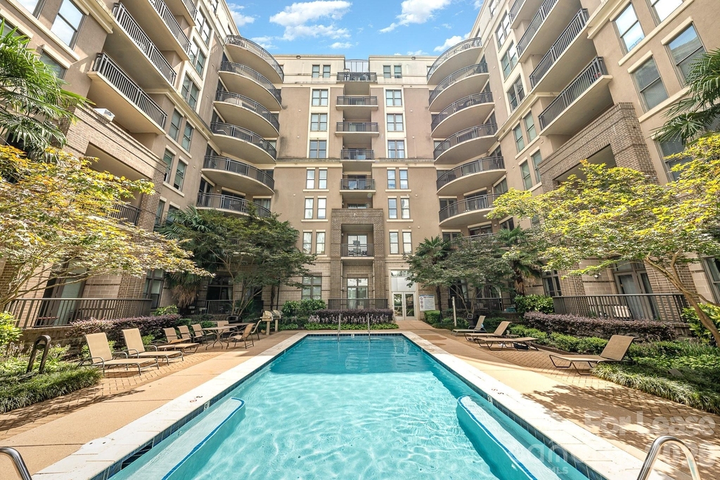 718 W Trade Street - Photo 1