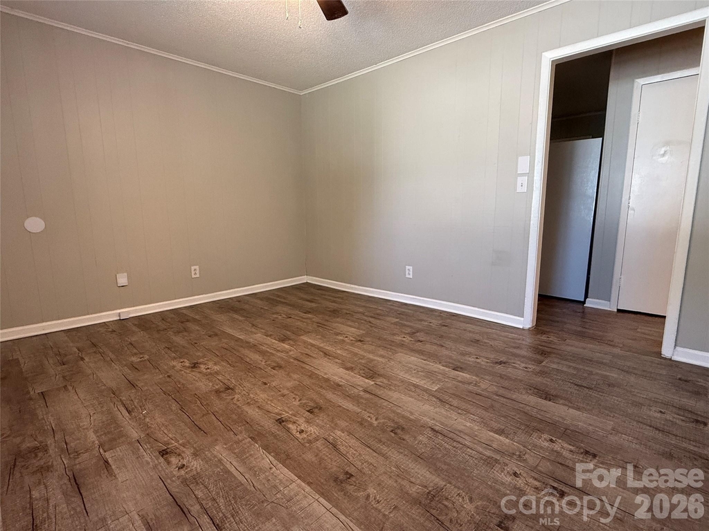 155 W College Street - Photo 4