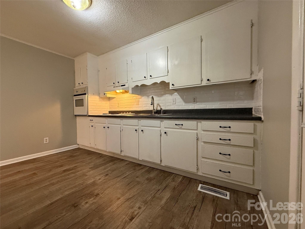 155 W College Street - Photo 8