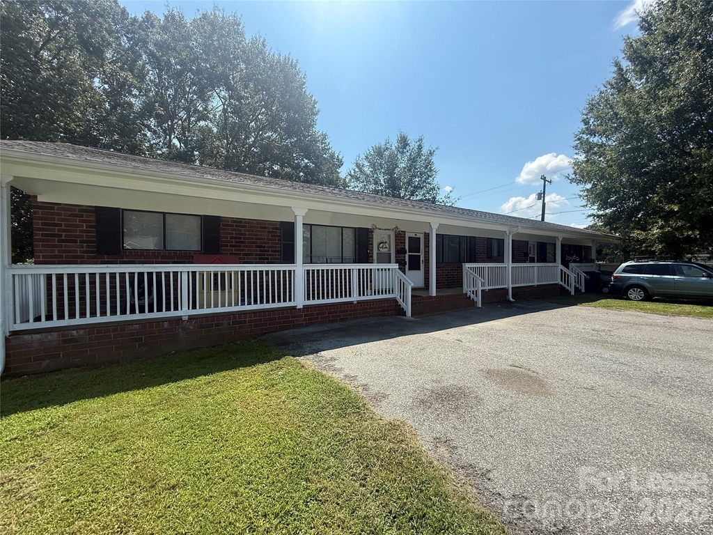 155 W College Street - Photo 1
