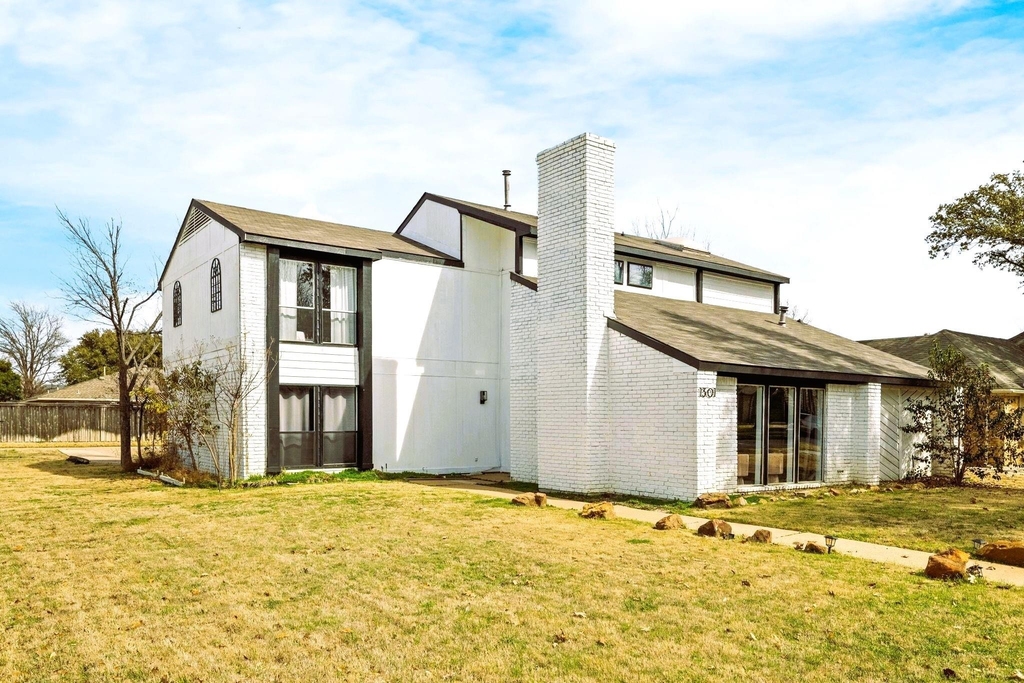 1301 N Trail Drive - Photo 0