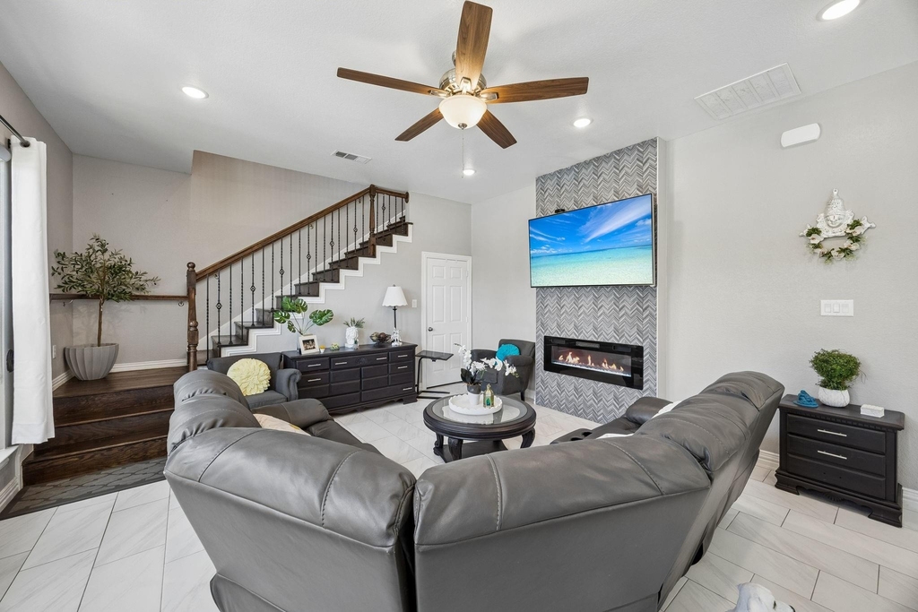 431 W Pioneer Drive - Photo 2