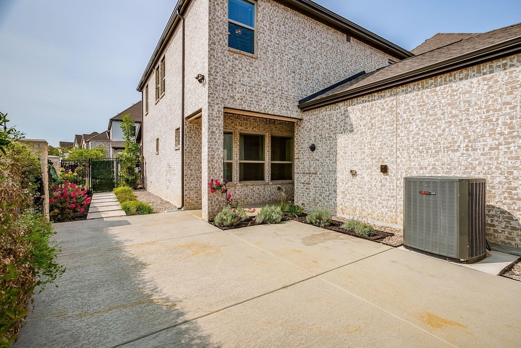 708 Pheasant Run Street - Photo 32