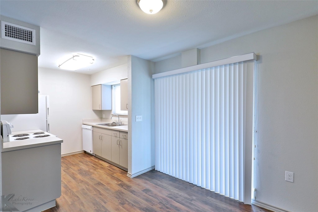 2800 Sayles Boulevard - Photo 10
