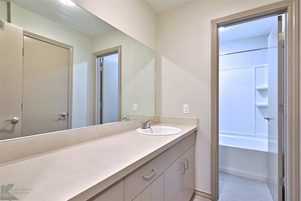 2800 Sayles Boulevard - Photo 16