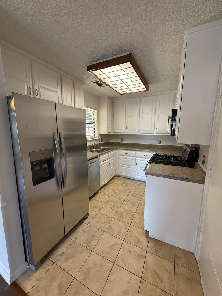 605 Baker Street - Photo 2