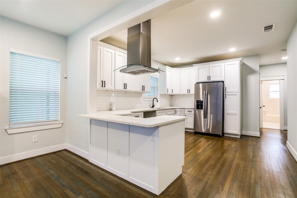 619 Pembroke Avenue - Photo 0