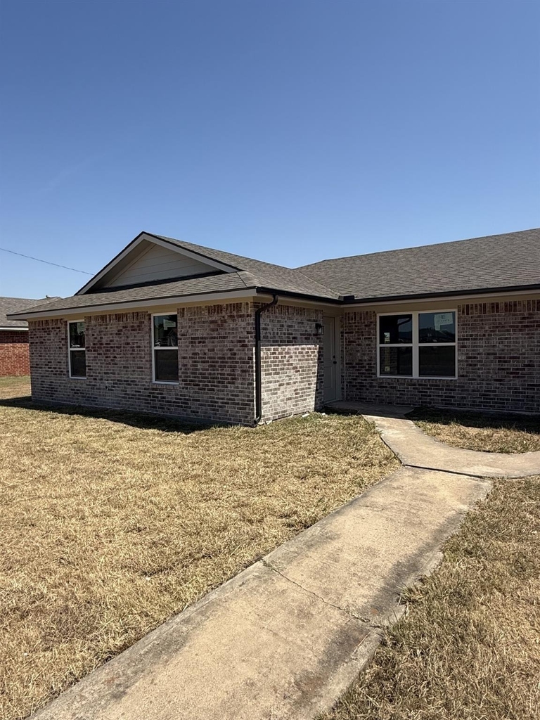 402 N Nolan River Road - Photo 0