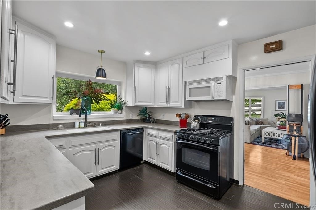 18240 Rayen Street - Photo 6