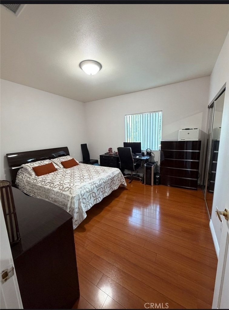 1050 Kingsley N - Photo 1