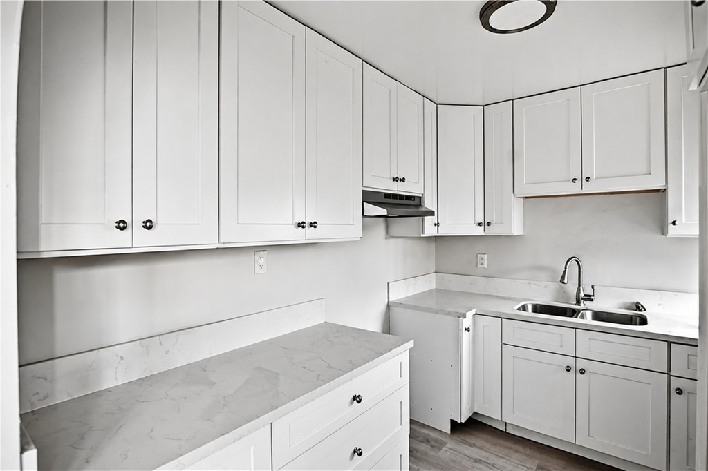 1042 W 57th Street - Photo 6