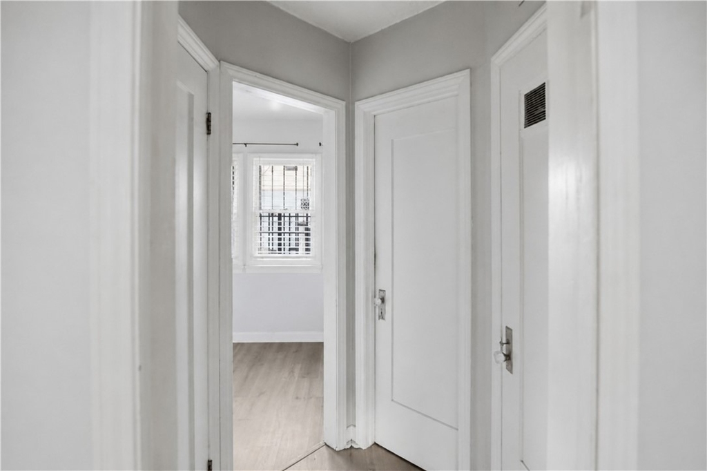 1042 W 57th Street - Photo 4