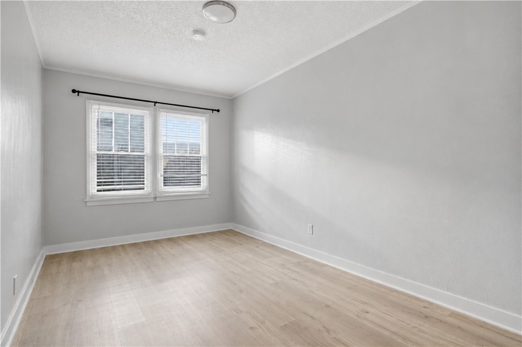 1042 W 57th Street - Photo 10