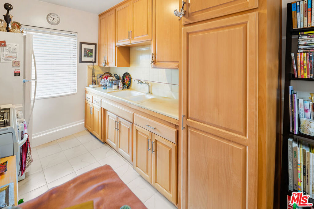 936 N Curson Avenue - Photo 9