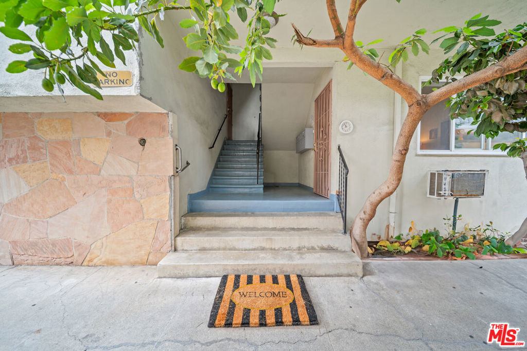 936 N Curson Avenue - Photo 1
