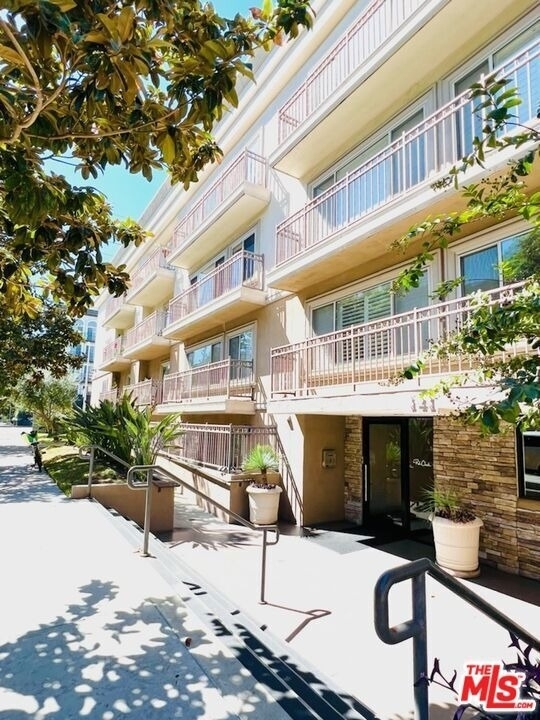 141 S Clark Drive - Photo 17