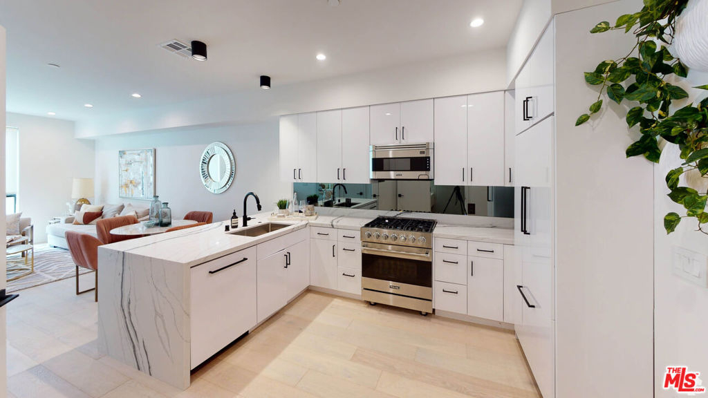 105 S Doheny Drive - Photo 2