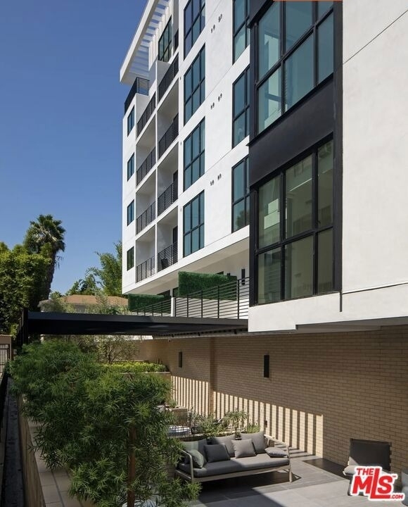 105 S Doheny Drive - Photo 1