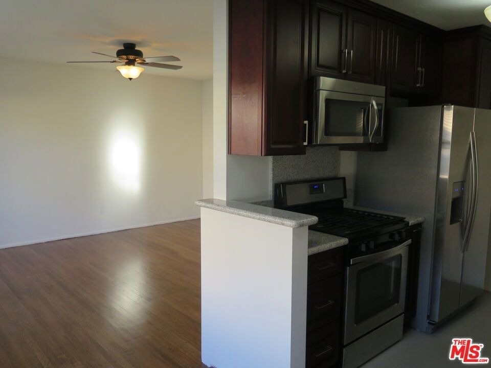 833 N Kingsley Drive - Photo 11