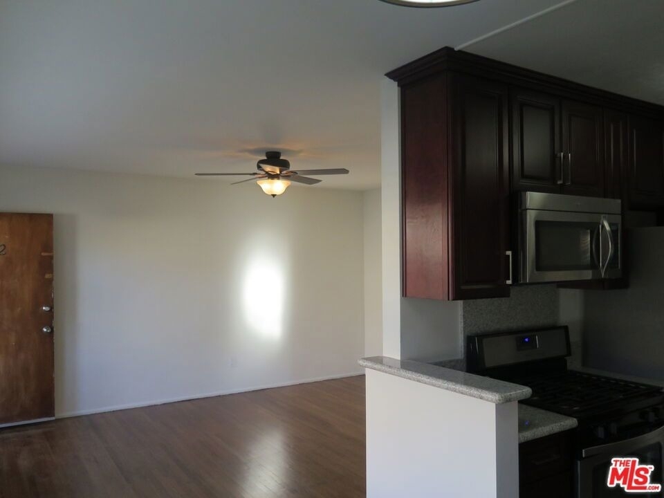 833 N Kingsley Drive - Photo 10