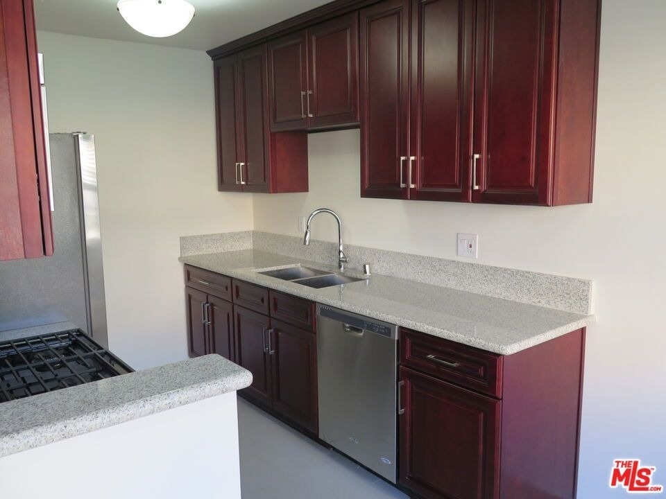 833 N Kingsley Drive - Photo 1