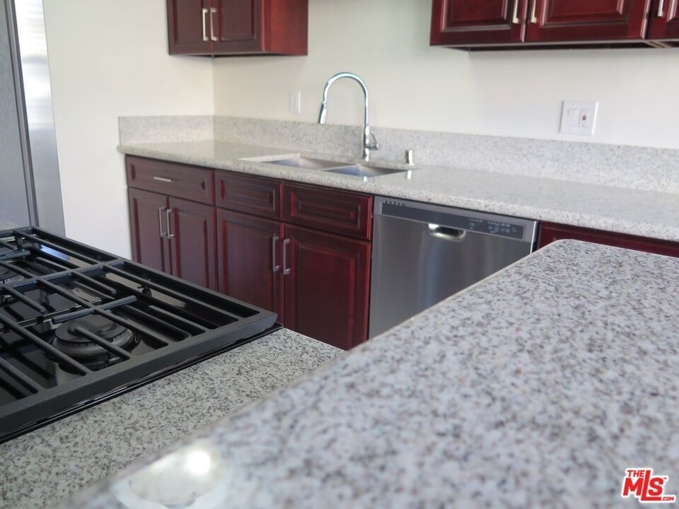 833 N Kingsley Drive - Photo 14