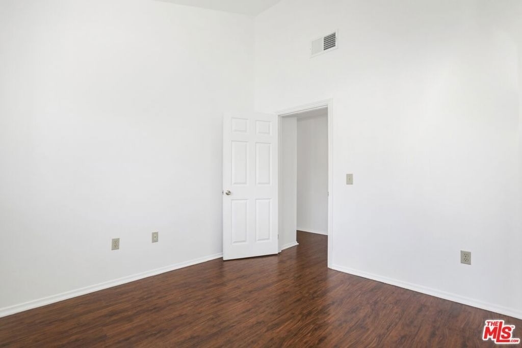 1753 N Kenmore Avenue - Photo 13