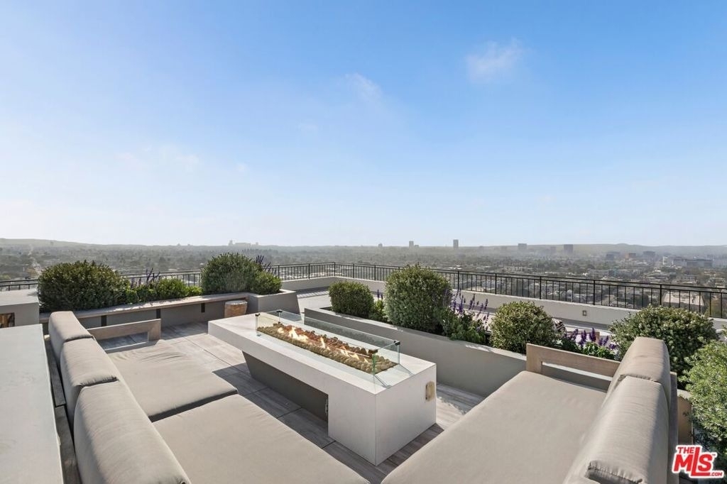 1100 Alta Loma Road - Photo 17