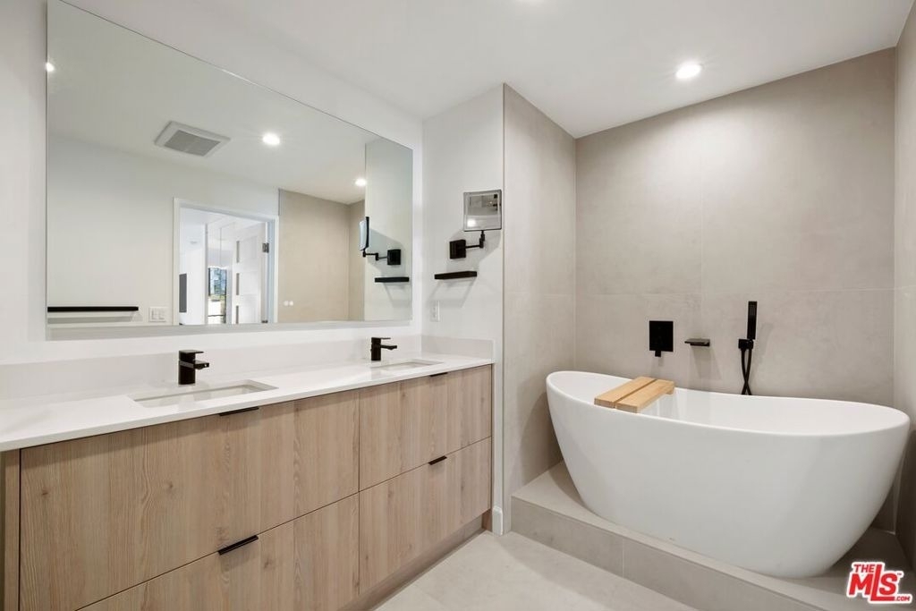 1100 Alta Loma Road - Photo 9