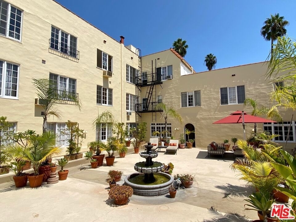 1345 N Hayworth Avenue - Photo 3