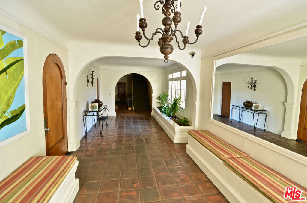 1345 N Hayworth Avenue - Photo 4