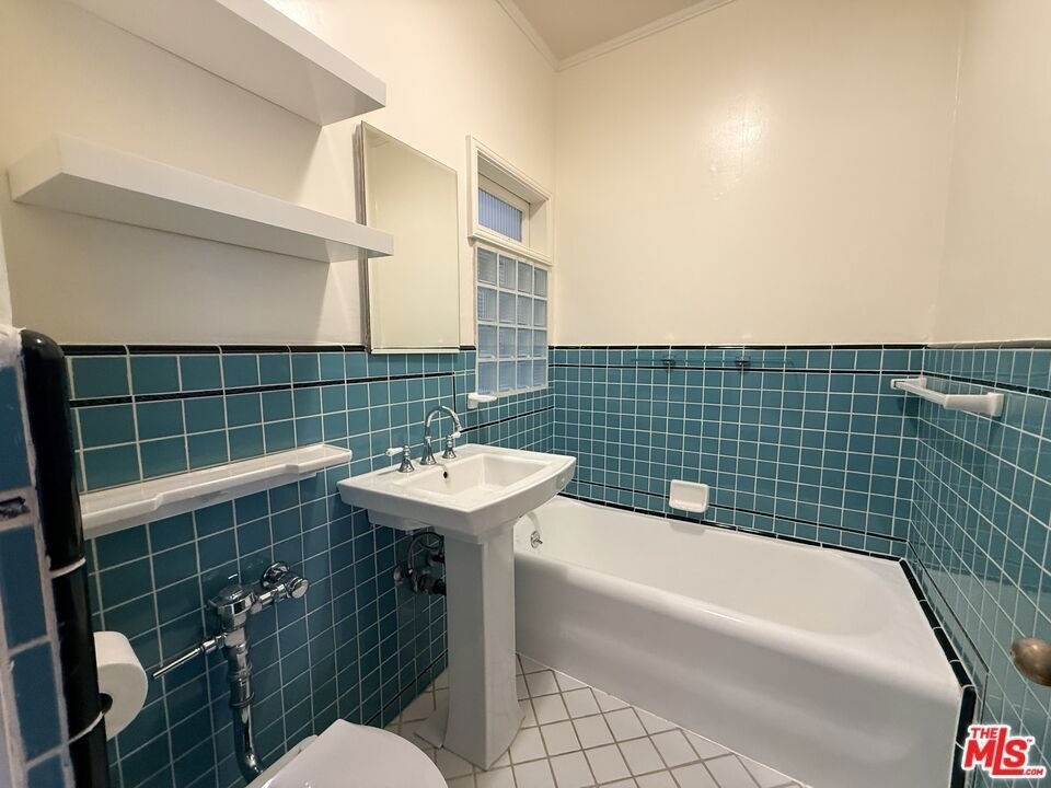 1345 N Hayworth Avenue - Photo 11