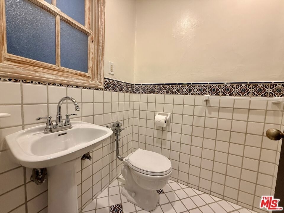 1345 N Hayworth Avenue - Photo 12