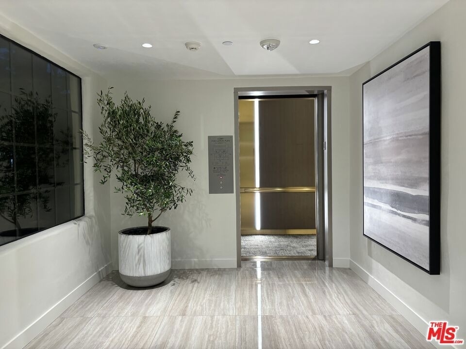 555 S Barrington Avenue - Photo 20