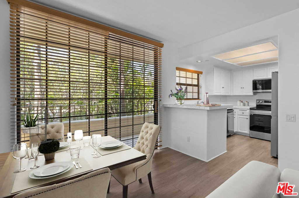 555 S Barrington Avenue - Photo 3