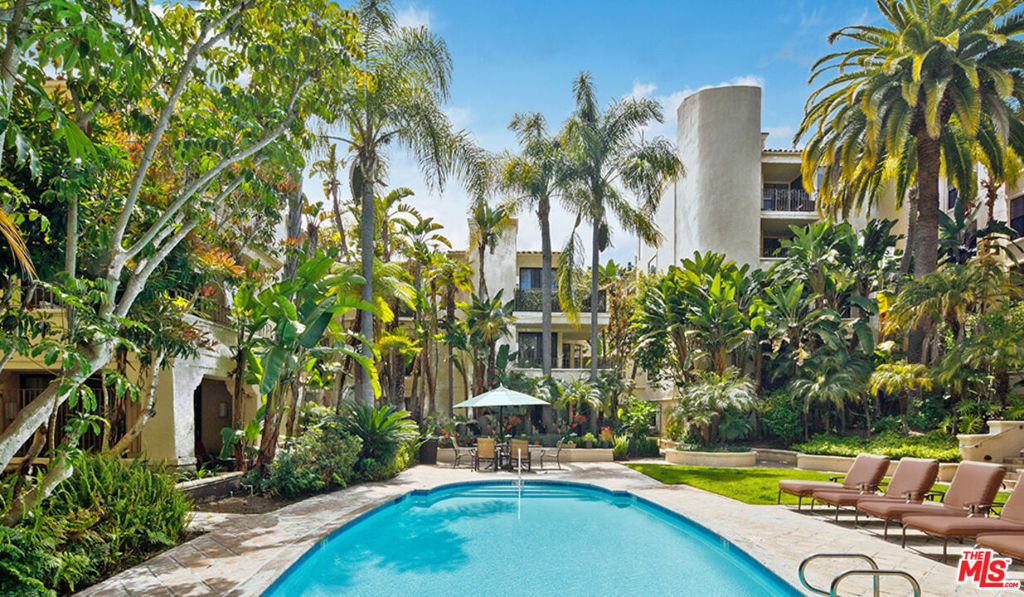 555 S Barrington Avenue - Photo 14