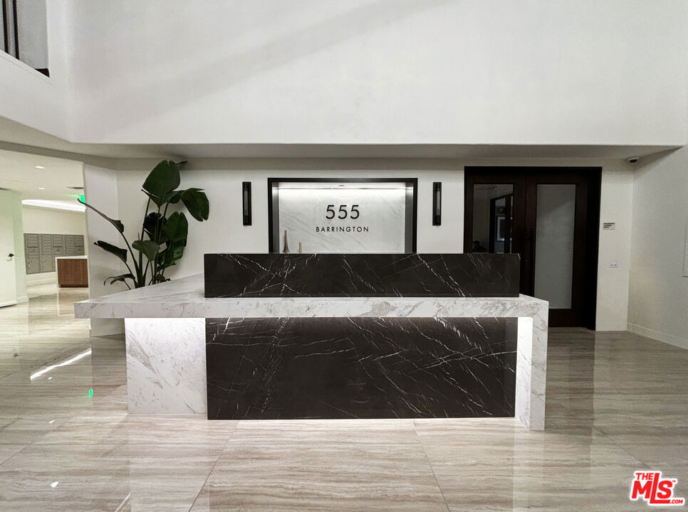 555 S Barrington Avenue - Photo 18