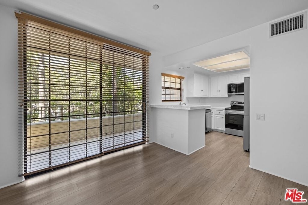 555 S Barrington Avenue - Photo 4